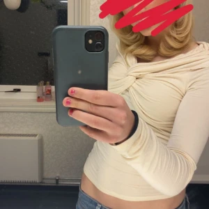Tröja/Blus - En tröja ifrån Gina som är väldigt fin men har använt den för många gånger så den blivit tråkig för mig att ha på mig. Den är i bra skick fortfarande och har 0 fläckar på sig! 💘