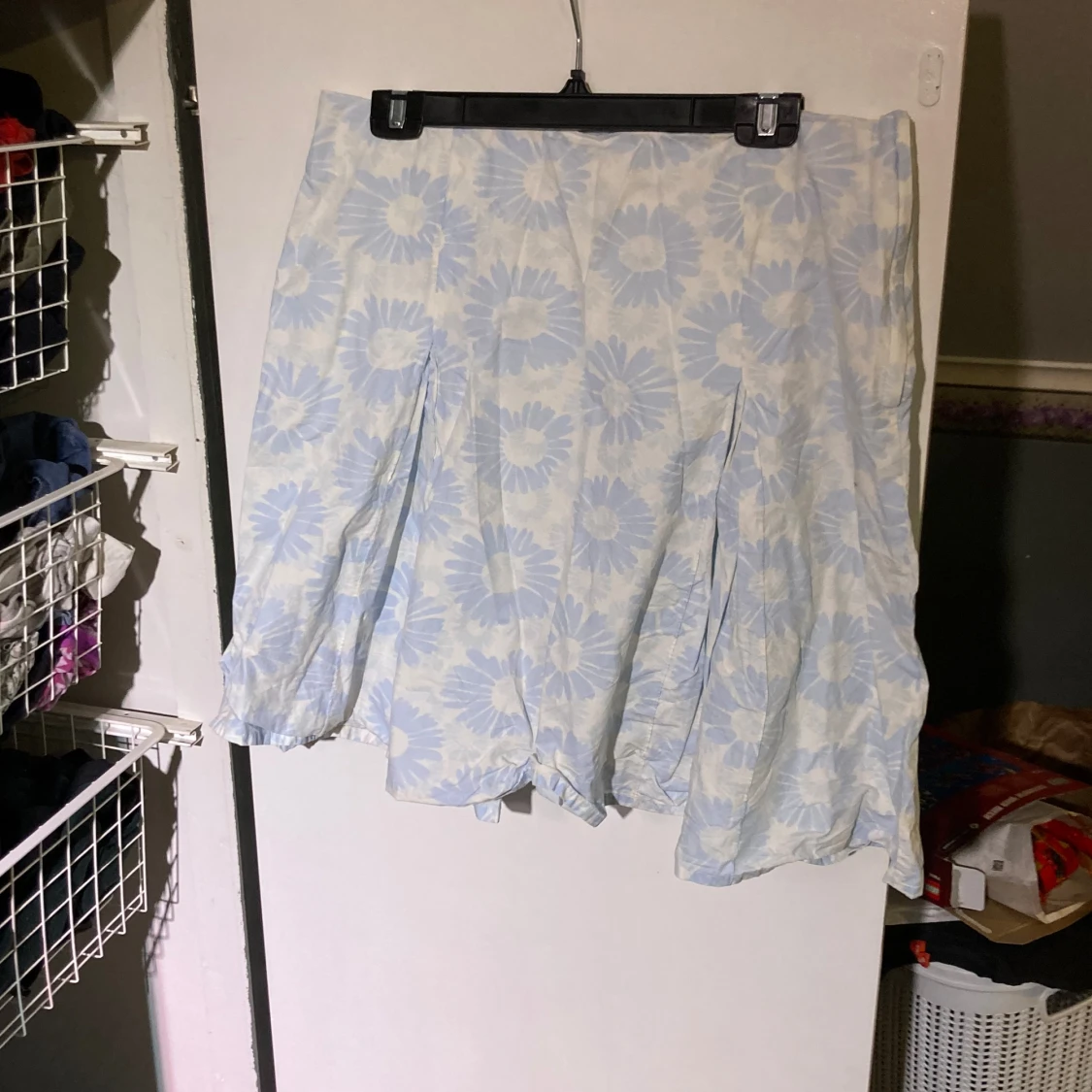 Kjol med blåa blommor