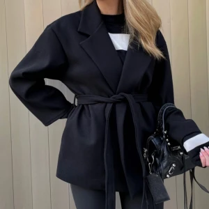 Svart kappa  - Jättefin kappa som inte kommer till användning längre🤍