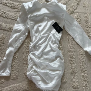 Satinklänning  - Oanvänd klänning, slutsåld på hemsidan. Andra bilden är baksidan 🤍