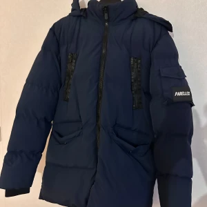 Vinterjacka  - Lång unisex vinterjacka säljs då den inte kommer till nån anvädning. Köptes från zalando för nån tusenlapp. Jackan har 2 små hål som går lätt att laga hemma. 