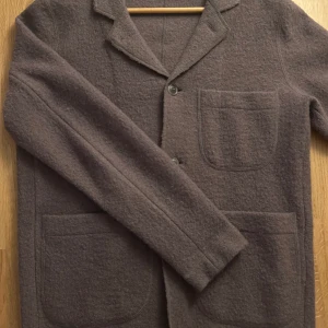 Selected Homme Overshirt - En snygg Selected Homme Overshirt/Kavaj i väldigt bra skick. Använd fåtal gånger och ingen defekt på. Nypris 1000kr.