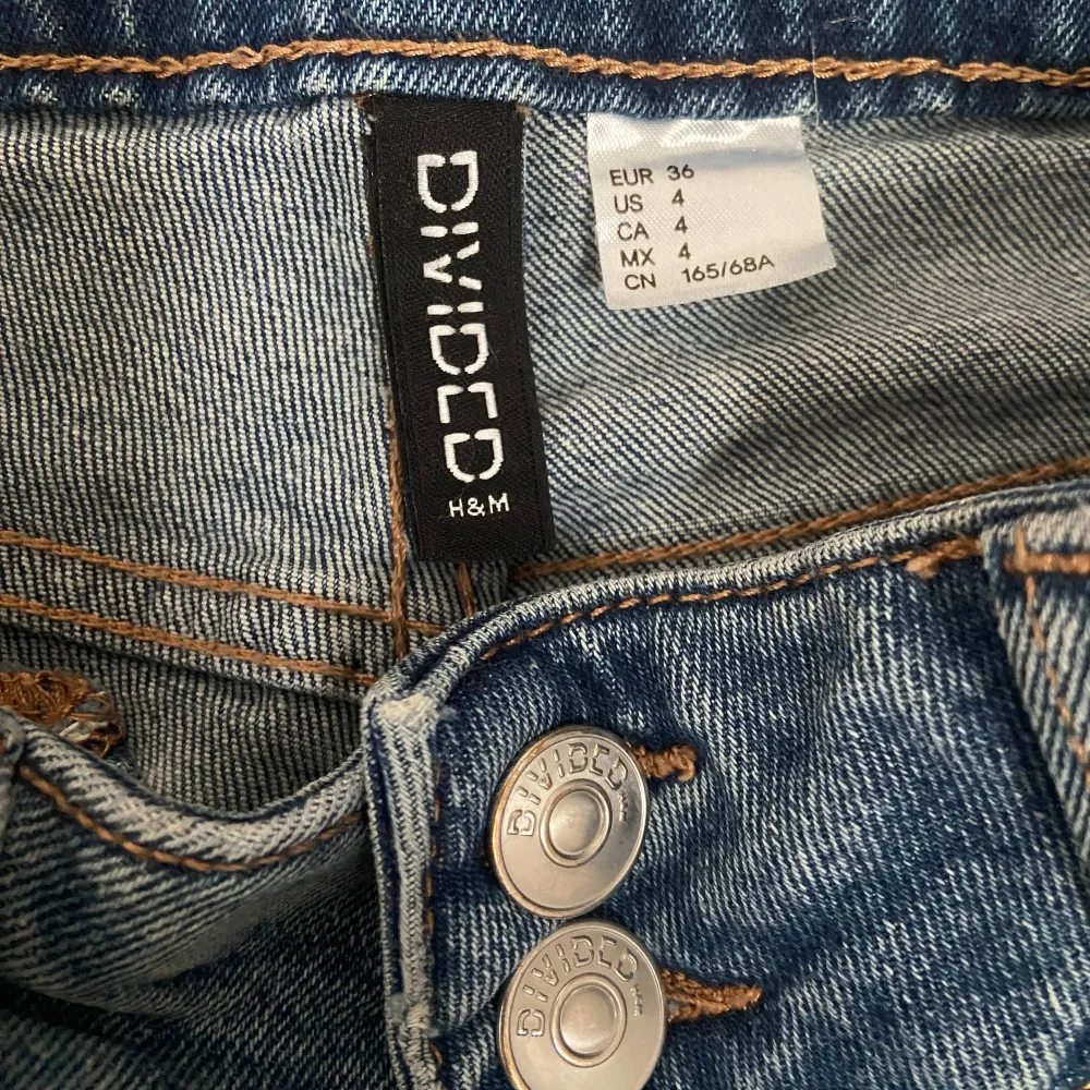 Ett par lågmidjade jeans med snygga bakfickor. Säljs inte längre, var alltid slutsålda. Väldigt bra skick! Skriv till mig privat om du har några frågor! (Extra bilder). Jeans & Byxor.