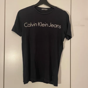 Calvin Klein T-shirt - Bra skick, rätt så använd i färgen navy blått Xs men sitter lite mer som s