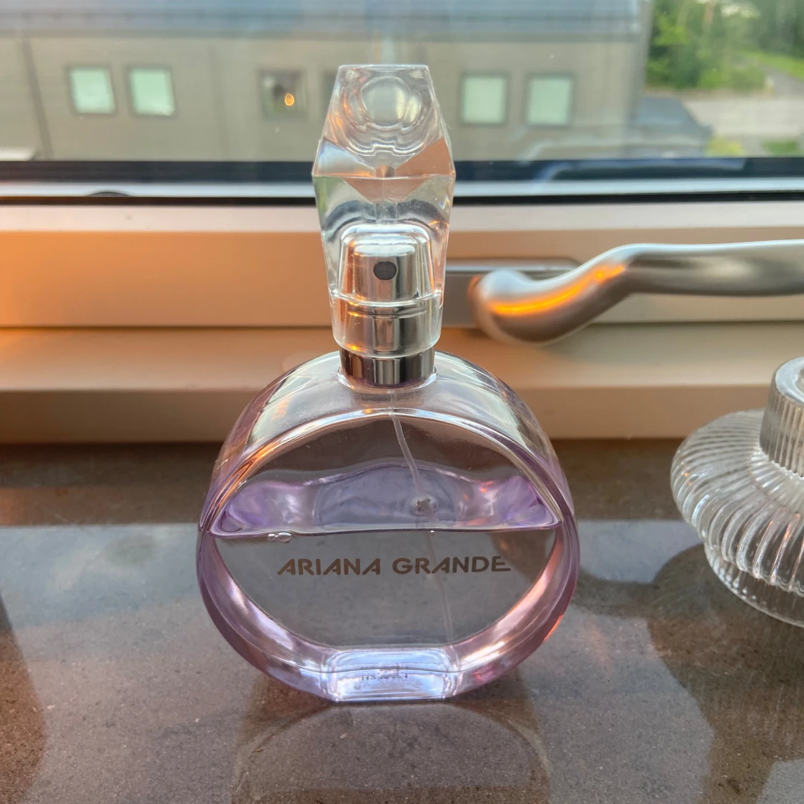 R.E.M Ariana Grande parfym  - 90