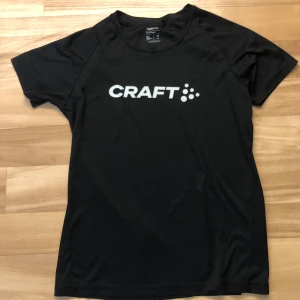 Craft tränings tröjor - Svart: 25kr Lila: 20kr Tillsammans: 40kr Storlek: M Svart: bra skick, har använts väl Lila: lite sämre skick (framsidan), använts väl. Båda passar bra på mig