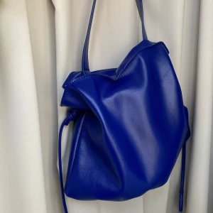 Blå väska ifrån Gina tricot  - Väska i toppen skick ifrån Gina tricot💙