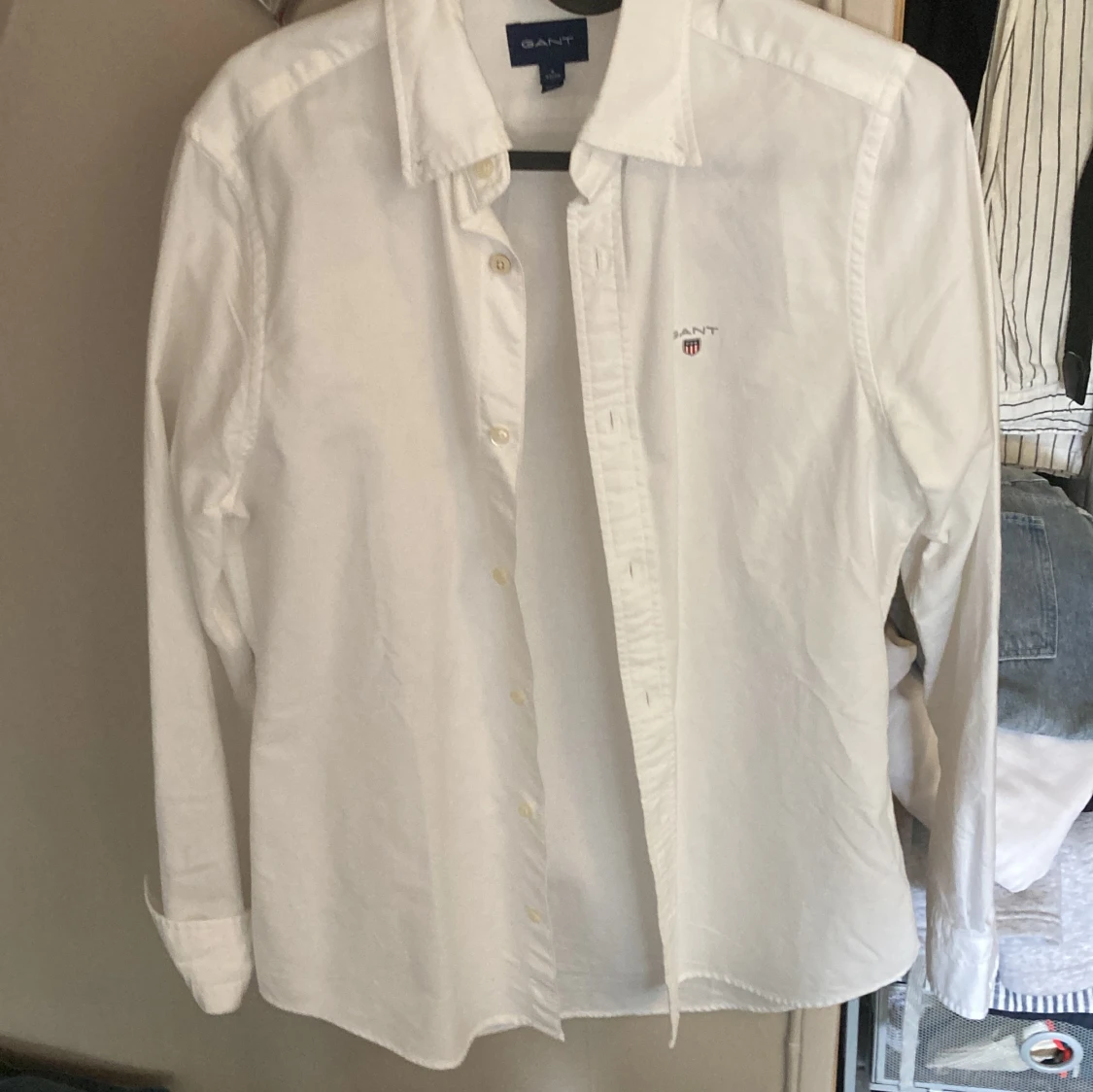 Vit gant skjorta