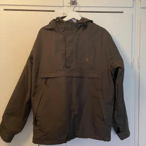 Carhartt jacka storlek L - Säljer denna gröna carhartt jacka i storlek L aldrig använd. Säljs för att den är för stor. Bara att höra av sig vid frågor.