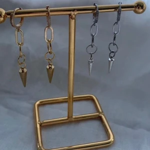 Örhängen  - Olika varianter av örhängen super fina!  Köp för 99kr/st eller 185kr paret.  Alla finns i både silver och guld. Modell 082, 083, 084, 086, 089, 091