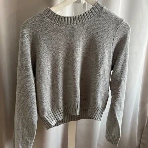 Ny grå tröja🩶 - Jättesöt croppad tröja från hm!  Helt ny/oanvänd med lappen kvar!🥰  (Inte jätte croppad!)💕💕 