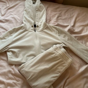 Juicy set💗 - Liknande juicy set från gina, säljs inte längre, bra skick men har tappat bort snören, pris kan diskuteras, skriv vid frågor💕