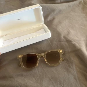 Chimi 04 Ecru - Chimis i 04 Ecru modellen, fodral medkommer.