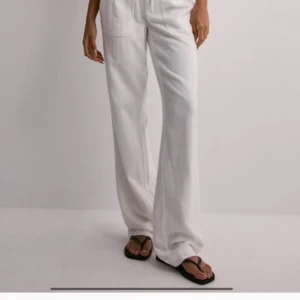 Lågmidjade Linnebyxor  - Säljer mina helt nya linnebyxor som jag köpte bara för några veckor sedan, tog av prislappen för några dagar sen för trodde dom skylla komma till användning😫 har tyvärr inte haft på mig dom en ända gång.  hör gärna av er vid fler frågor eller bilder.