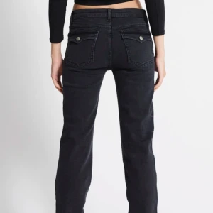 lowwaisted jeans - lowwaisted svarta jeans med fickor
