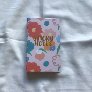 Sticka notes bok - En bok med sticky notes, aldrig använts och kommer antagligen inte användas så säljer den! Läs bio för mer info! 🎀