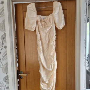 Adoore - Palermo dress  - Superfin Adooreklänning i strl.38. Klänningen är aldrig använd då jag inte fått tillfälle, men tyvärr hann jag ta av ”prislappen” på den.  Nypris: 1395 kr.