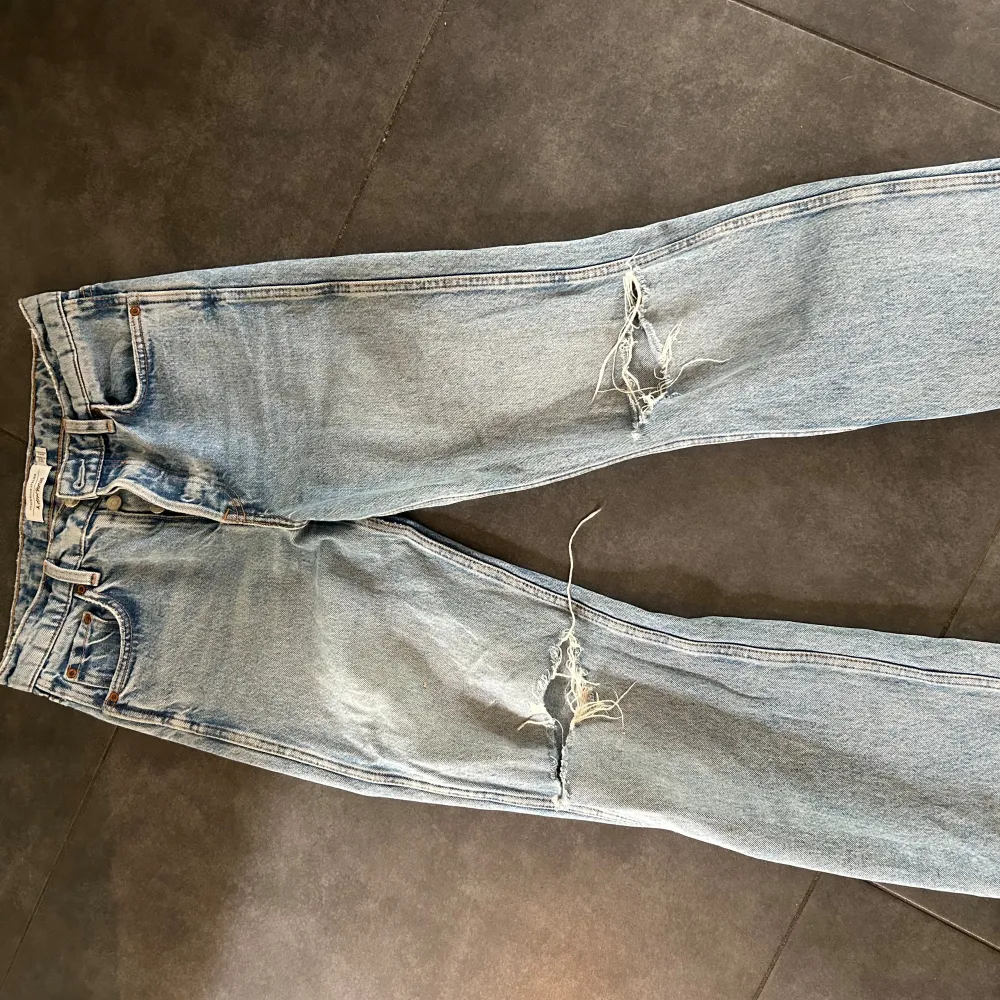 Skitsnygga jeans från & other stories!! Mina tidigare favorit jeans men de har blivit för små och behöver nu en ny ägare🩵💙 Jag är en 164 cm och har 36 i byxor och jeans. Dessa är i storlek W26.. Jeans & Byxor.