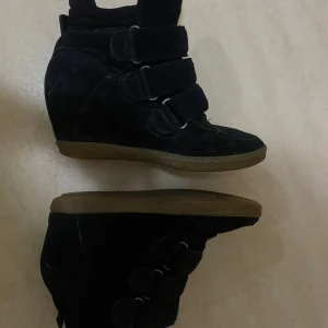 Isabel marant liknande skor  - Svara sneakers med lite klack. Kvalitet som på bilden, lite noppriga 