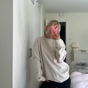 Tröja - Från jack and jones, vet inte storleken men skulle gissa på s/m. Aldrig använd🥰