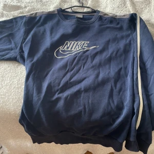 vintage nike tröja - säljer nu min vintage nike tröja🥰 tröjan är i bra skick