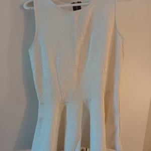 Vit blus - Mycket bra skick Aldrig använd Har som en volang vid magen