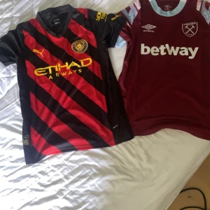 1 Manchester city tröja och en west han tröja båda helt nya - Oanvända fick de i mysterybox och ville inte ha de båda storlek s 1 st för 200 bara city tröjan kvar!! Priset kan diskuteras