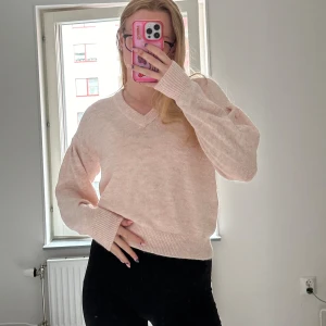 Stickad rosa tröja - Säljer denna oanvända stickade rosa tröja, fraktar omgående!!💕💕