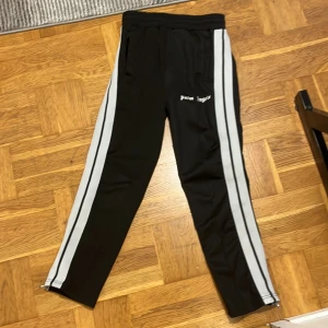 Palm angels tracksuit - Svart palm angels tracksuit sällan använd bra skick qr/scan kod  finns om man man har funderingar är de bara att fråga 