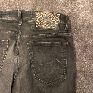 Säljer dessa otroligt snygga Jacob cohen jeans då de blivit för små, storlek 32, skicket är 9/10, pris 1699