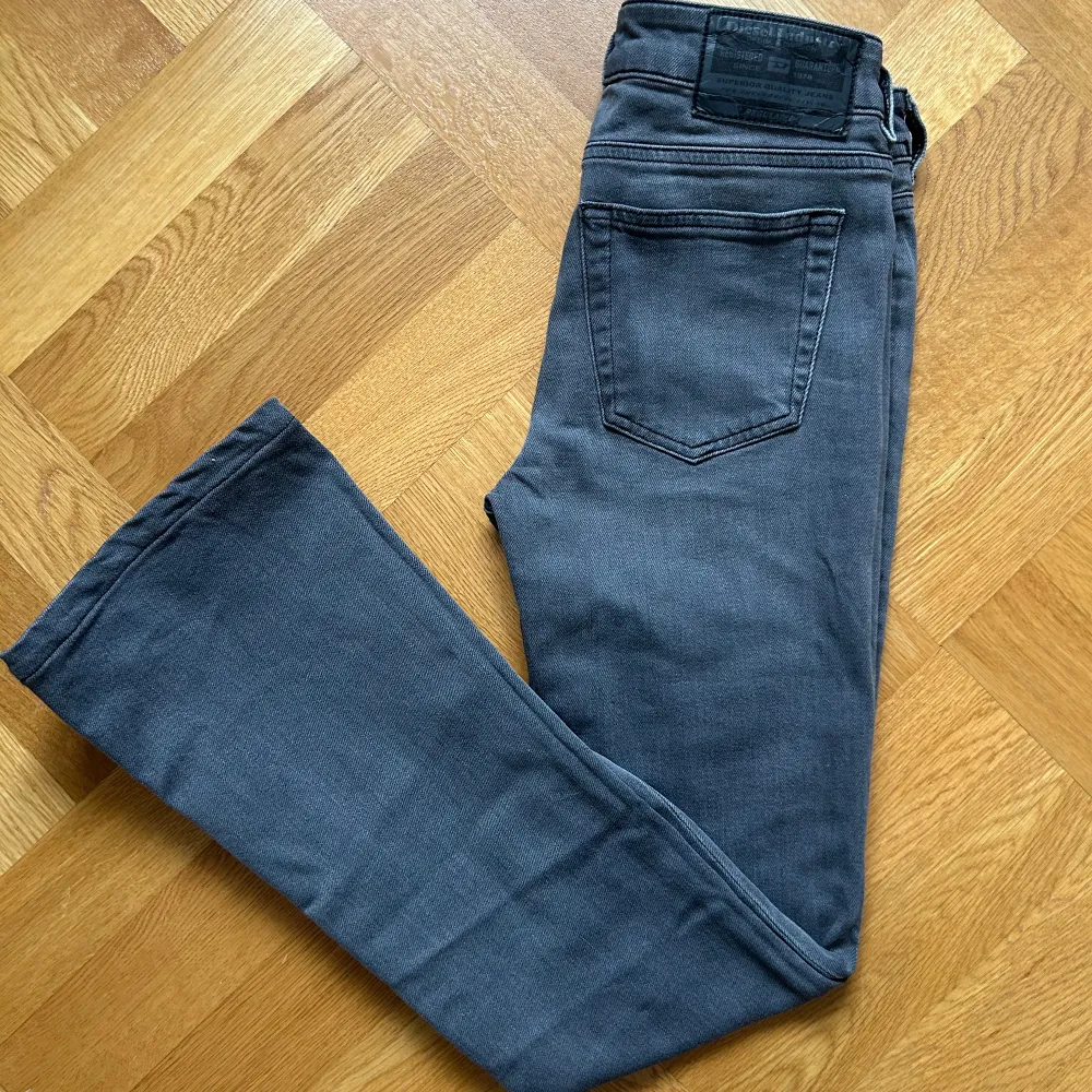 Säljer mina jättefina gråa lowwaist/midwaist diesel jeans.  Midjemått rakt över: 30 cm Innerbenslängd: 70 cm  Inga defekter alls och har varit använda fåtal gånger. Nypris: 1495kr. Jeans & Byxor.