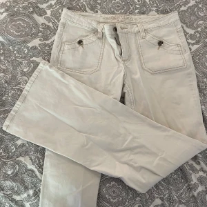 Esprit jeans - Jeans från esprit. Köpte second hand men aldrig använt själv. Står stl 40 på lappen men skulle säga att de är väldigt små i storleken. Lågmidjade och utsvängda.