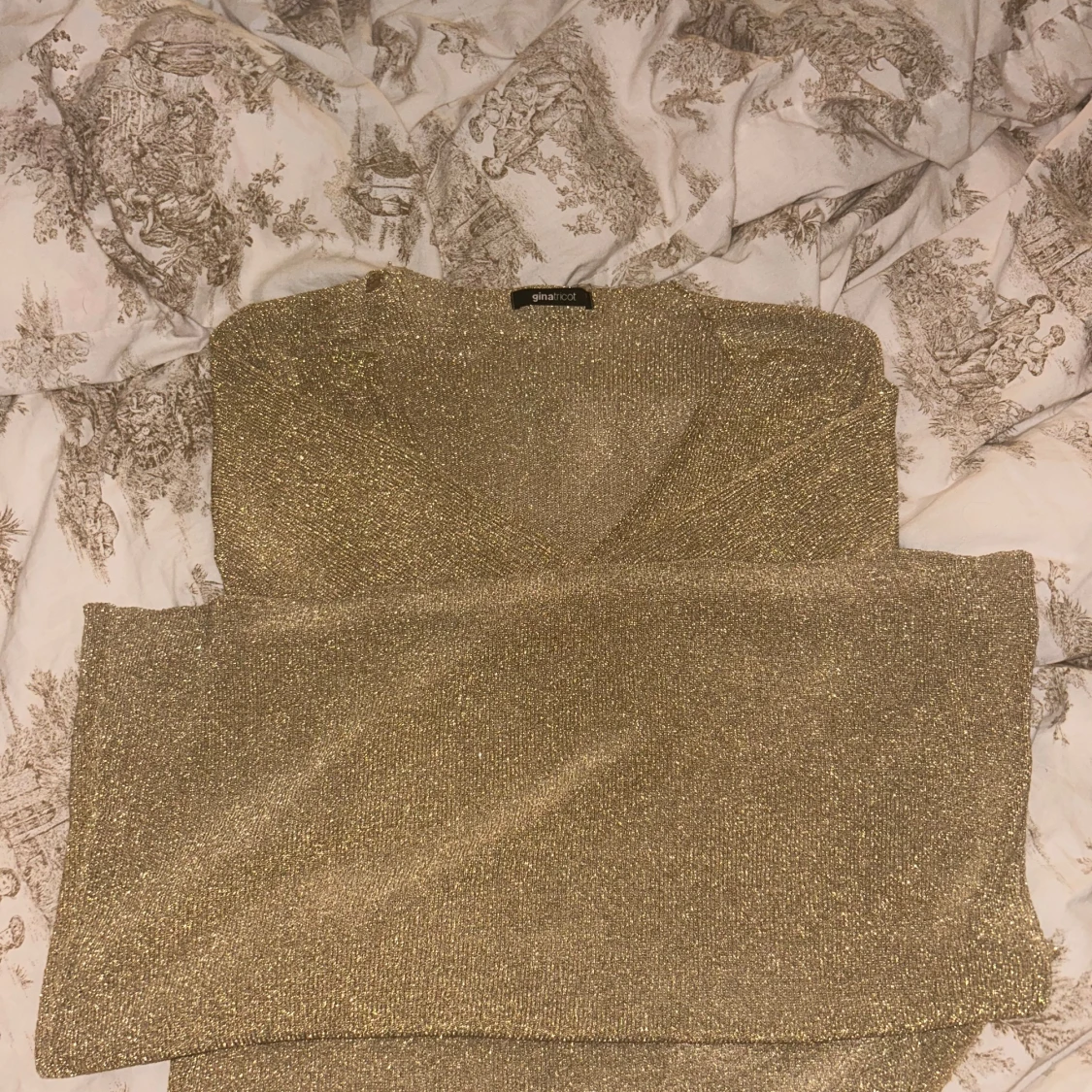 Glittrig långklänning