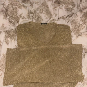 Glittrig långklänning - Jättefin guldglittrig långklänning  Mycket bra skick!