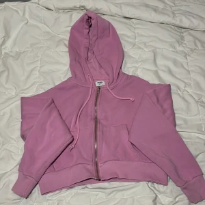 Rosa cropped kofta - Bra skick. Köpt ca 1 år sedan på Zalando. Cropped fit med bra passform. 