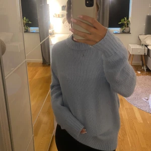 Stickad tröja  - Aldrig använd eftersom tröjan är för stor för mig men annars super skönt material🩵