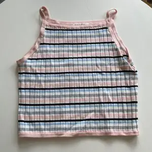 Kort gulligt färglatt linne med färgerna: rosa , grå,rosa, ijusblå. 