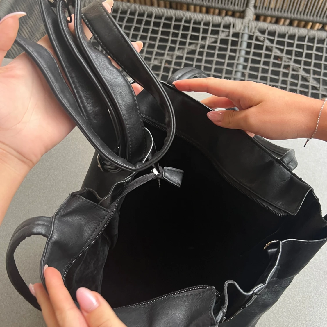 Svart väska med vingar  - 93