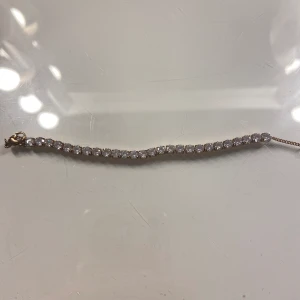 Armband - Säljer detta jätte fina armband som passar till lite festligare tillställningar  Pris går såklart att diskutera Tryck inte på ”köp nu” då jag inte kan regristera mig med bank id ännu så köpet görs via dm❤️