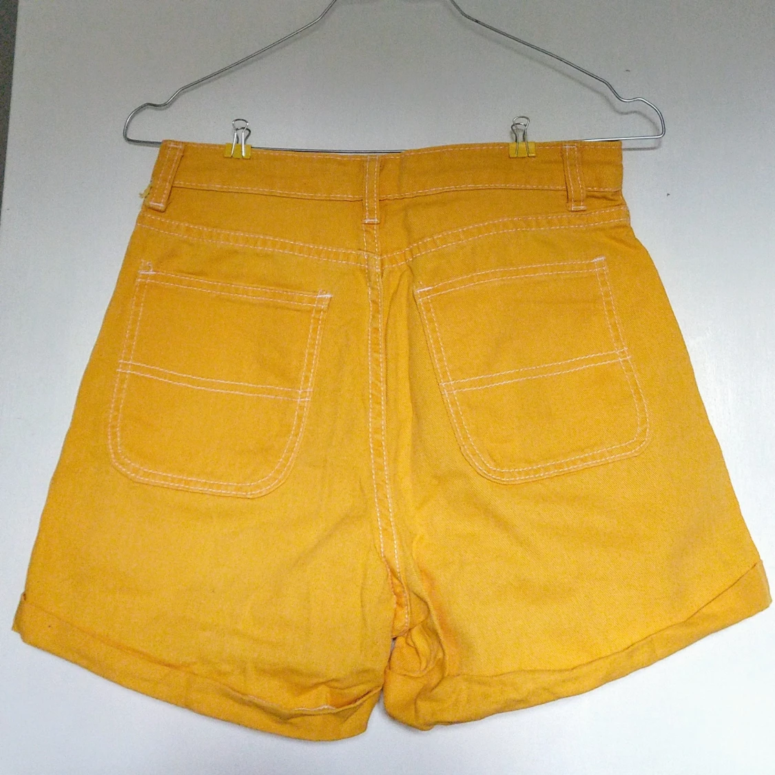 Brandgula shorts  - 90