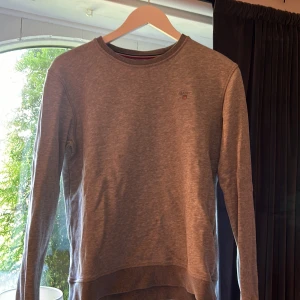 Gant tröja  - Säljer en grå gant tröja som är i bra skick även fast den har används. 