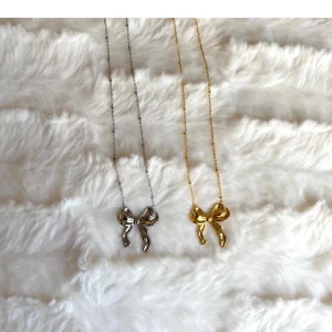 Rosett halsband - Supersöta rosetthalsband från Molli Jewelrys Juni-kollektion. Materialet är rostfritt stål, och de finns i både silver och guld. Går att köpa antingen här i chatten eller via vår instagram @mollijewelry 💛🤍Frakt, frimärke 18kr