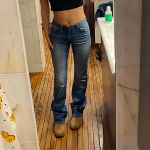 Lågmidjande jeans  - Lågmidjande jeans från Lindex, tyvärr så var de lite försmå men jag köpte de av en annan då det är en lånad bild av den förra ägaren🤍Pris går alltid att diskutera 