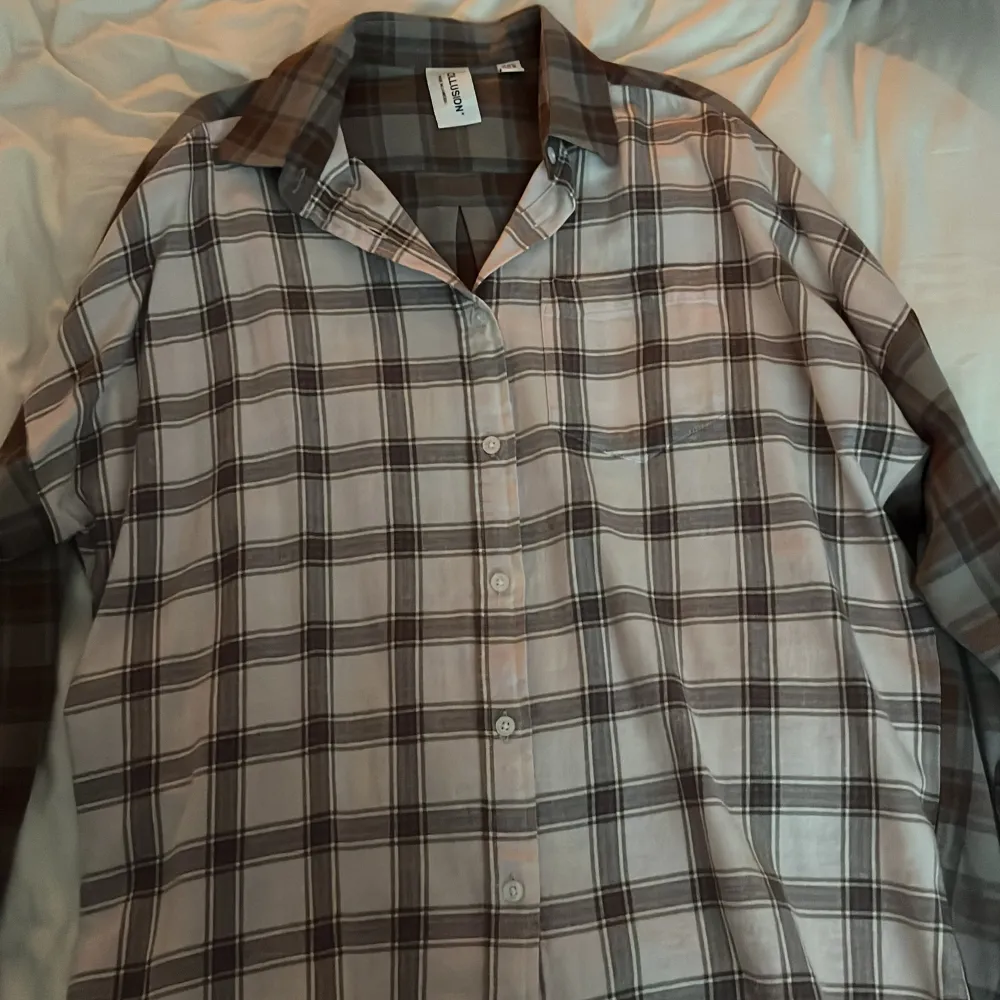 Långärmad rutig skjorta som är köpt länge sen på asos. Nästan aldrig använd. Står storlek 32 men sitter mer oversized. Priset går att diskutera! . Skjortor.