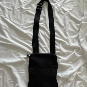 Säljer min Hugo boss väska - Skick ny passar alla använd 5-10 gånger material tyg