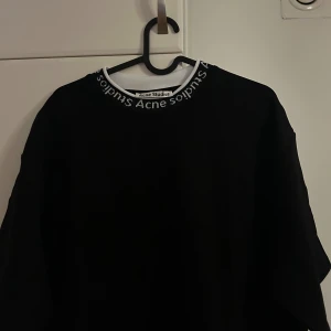Acne t shirt  - Storlek s passar m/l Cond 6/10 Pris 700