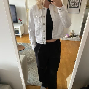 Jeansjacka  - Vit jeansjacka från boohoo. Ny med prislapp . Mjuk