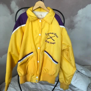 Varsity jacka - Min älskade jacka som är köpt på Beyond Retro behöver en ny ägare. Står Diana broderat på ena ärmen.  Använd men i bra skick. Knappen längst ner har tappat lite färg (syns på första bilden) och har en liten fläck på ärmen (sista bilden).   