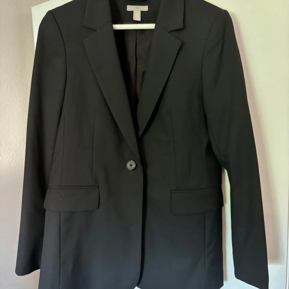 Blazer som är använd några gånger. Ej oversized - true to size. . Kostymer.