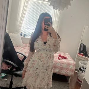 Klänning  - Jätte fin klänning inget fel med den. Den är långärmad men inte för tjock, passar perfekt på en sommarkväll🤍